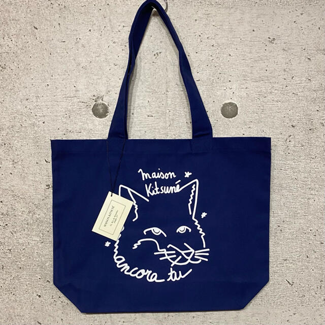 MAISON KITSUNE'(メゾンキツネ)の新品　メゾンキツネ　トートバッグ エコバッグ　ネイビー　軽量　ショッピングバッグ レディースのバッグ(トートバッグ)の商品写真