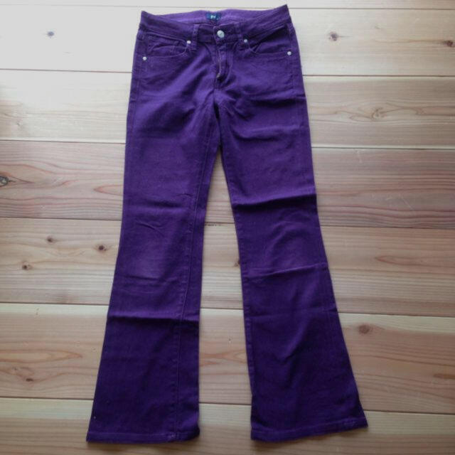 GU(ジーユー)のW64 紫のフレアパンツ レディースのパンツ(カジュアルパンツ)の商品写真
