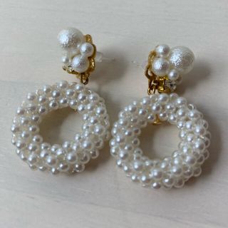 ハンドメイド　樹脂ピアス　ビジュー　パールリング付き(ピアス)