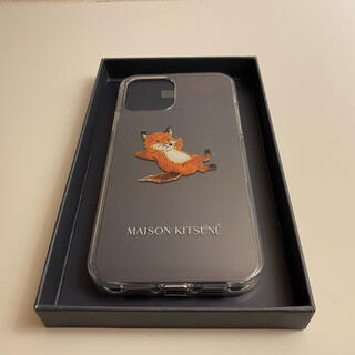 メゾンキツネ(MAISON KITSUNE')のメゾンキツネ CHILLAX FOX iPhone12ケース(その他)