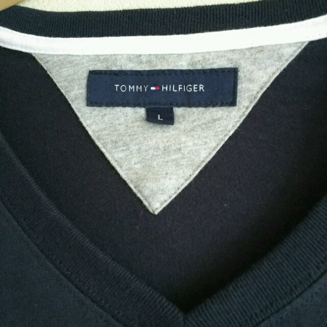 TOMMY HILFIGER(トミーヒルフィガー)の美品☆トミー・ヒルフィガー Vネックカットソー メンズのトップス(Tシャツ/カットソー(七分/長袖))の商品写真