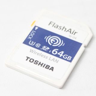 トウシバ(東芝)の❤️Wi-Fi機能付きSDカード❤️TOSHIBA flashair 64GB(デジタル一眼)