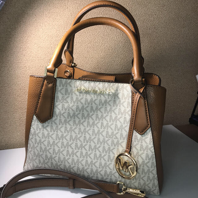 Michael Kors(マイケルコース)のMICHAEL KORS シグネチャー　バッグ レディースのバッグ(ハンドバッグ)の商品写真