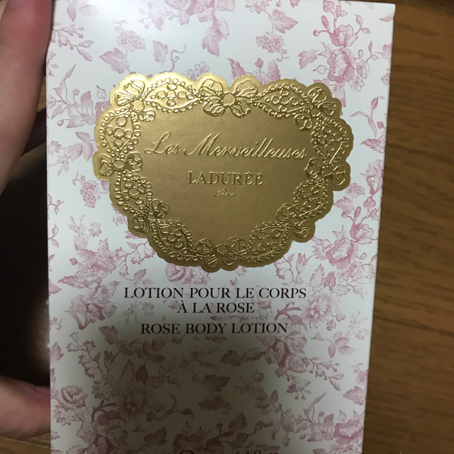 Les Merveilleuses LADUREE(レメルヴェイユーズラデュレ)のラデュレ　ローズ　ボディローション コスメ/美容のボディケア(ボディローション/ミルク)の商品写真