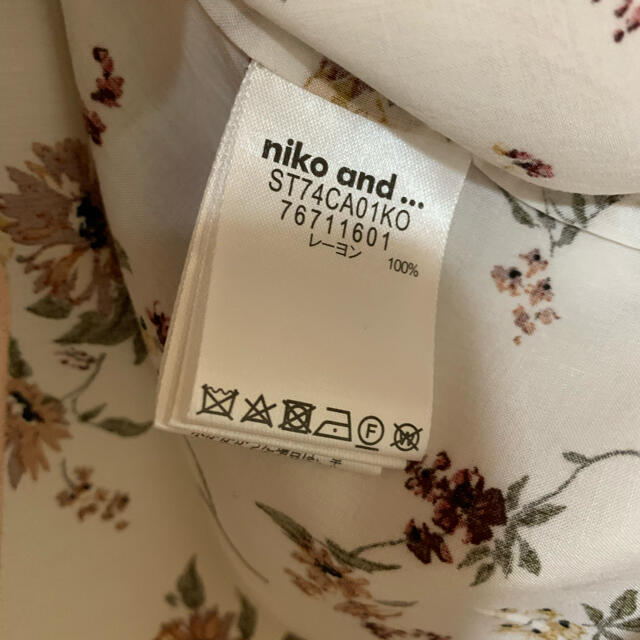 niko and...(ニコアンド)のniko and… 花柄ブラウス 白 レディースのトップス(シャツ/ブラウス(長袖/七分))の商品写真