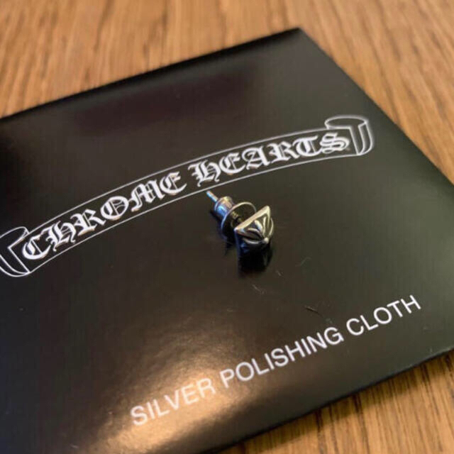 Chrome Hearts(クロムハーツ)の【最終値下げ】クロムハーツ　プラスピラミッド　スタッドピアス メンズのアクセサリー(ピアス(片耳用))の商品写真