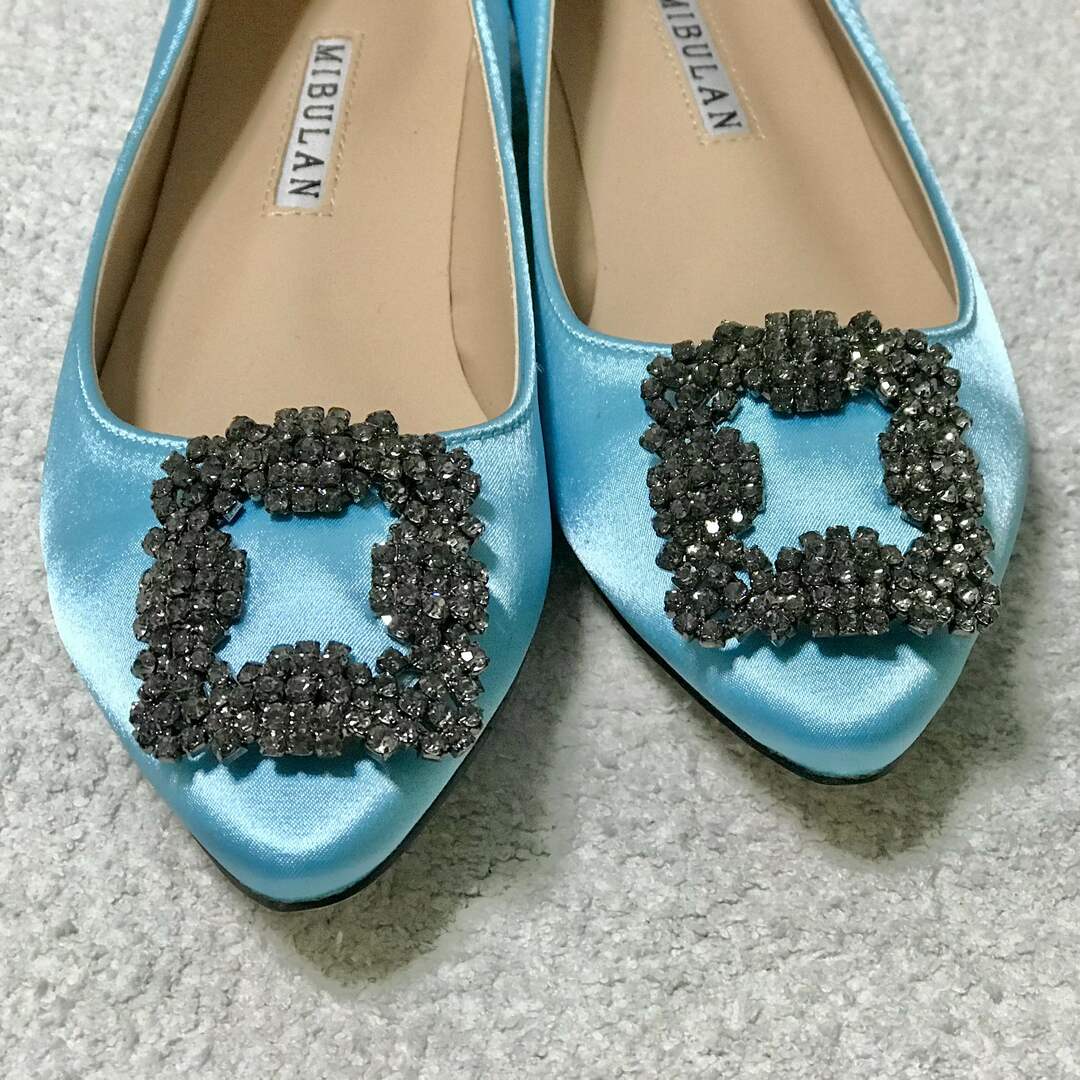 MANOLO BLAHNIK(マノロブラニク)の新品♡キラキラビジュー♡サテン パンプス♡37 水色 レディースの靴/シューズ(ハイヒール/パンプス)の商品写真