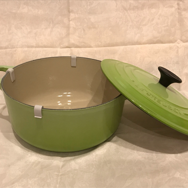 LE CREUSET(ルクルーゼ)の値下げしました！  ル・クルーゼ ココットロンド　20センチ インテリア/住まい/日用品のキッチン/食器(鍋/フライパン)の商品写真