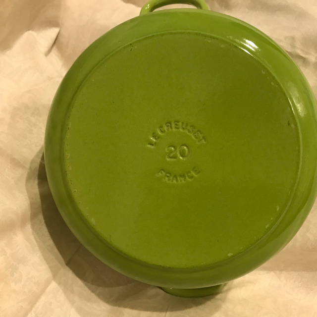 LE CREUSET(ルクルーゼ)の値下げしました！  ル・クルーゼ ココットロンド　20センチ インテリア/住まい/日用品のキッチン/食器(鍋/フライパン)の商品写真