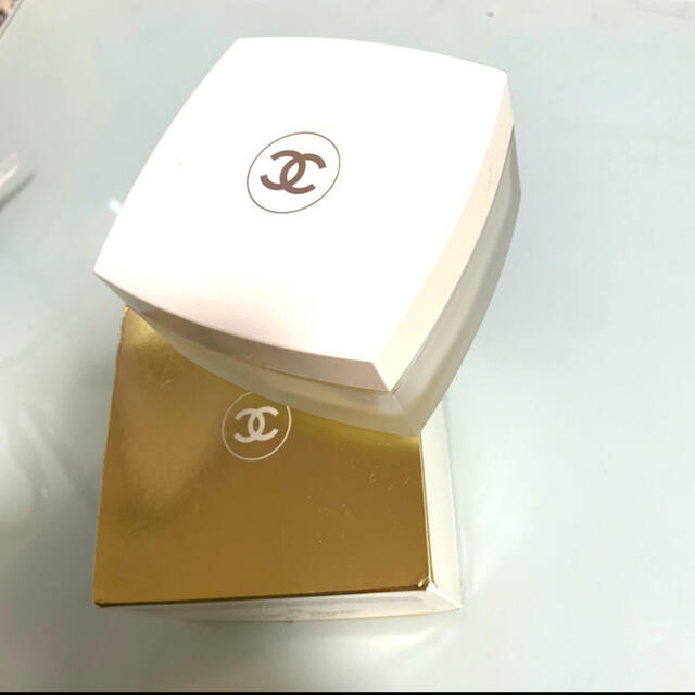 CHANEL(シャネル)の中古品 美品 シャネル ココマドモアゼル ボディークリーム 残量半分位 150g コスメ/美容のボディケア(ボディクリーム)の商品写真