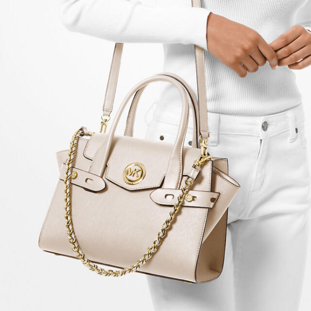 Michael Kors(マイケルコース)のマイケルコース　CARMEN フラップサッチェルスモール　ライトサンド　 レディースのバッグ(ハンドバッグ)の商品写真