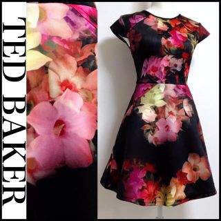 テッドベイカー(TED BAKER)の〖未使用に近い・新品同様〗 ☆極上生地☆綺麗な色合いフラワープリント ワンピース(ひざ丈ワンピース)