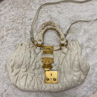 ミュウミュウ(miumiu)のmiumiu マテラッセ　ホワイトハンドバッグ(ハンドバッグ)