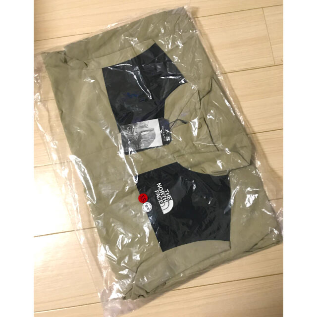 THE NORTH FACE(ザノースフェイス)の【新品・未使用】ノースフェイス　ロングマウンテンコート　ベージュ　男女可能　XS メンズのジャケット/アウター(ステンカラーコート)の商品写真