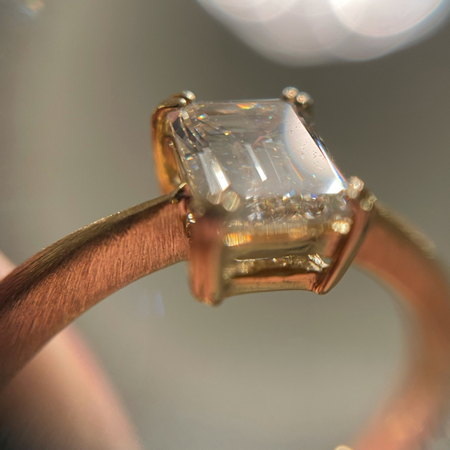 【夏休み値下げ)ハイグレード】エメラルドカット ダイヤモンド k18yg リング レディースのアクセサリー(リング(指輪))の商品写真