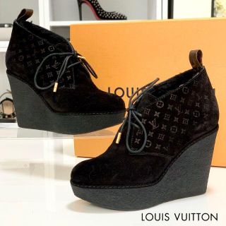 ルイヴィトン(LOUIS VUITTON)の2496 美品 ヴィトン モノグラム スエード ショートブーツ 黒 17年製(ブーツ)