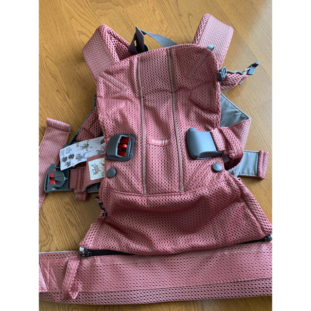 BABYBJORN(ベビービョルン)のベビービョルン ONE KAI AIR ビンテージローズ 抱っこ紐 メッシュ キッズ/ベビー/マタニティの外出/移動用品(抱っこひも/おんぶひも)の商品写真