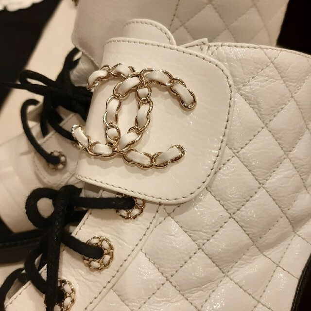 CHANEL・白と黒のブーティー３７．５