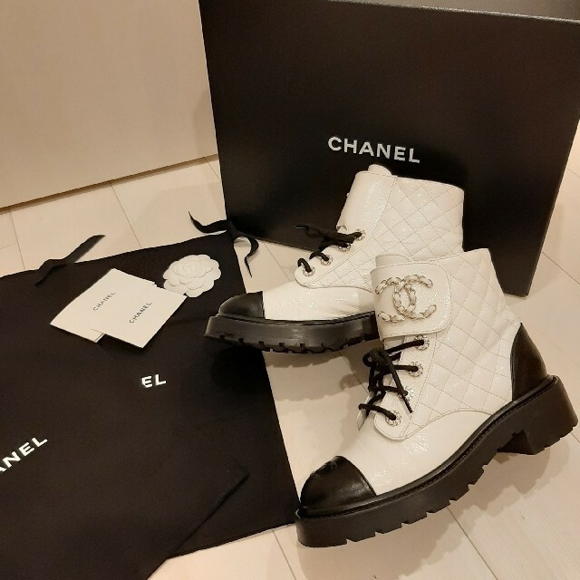 CHANEL - CHANEL レースアップ ブーツ 37.5 白 黒 シャネル スニーカー