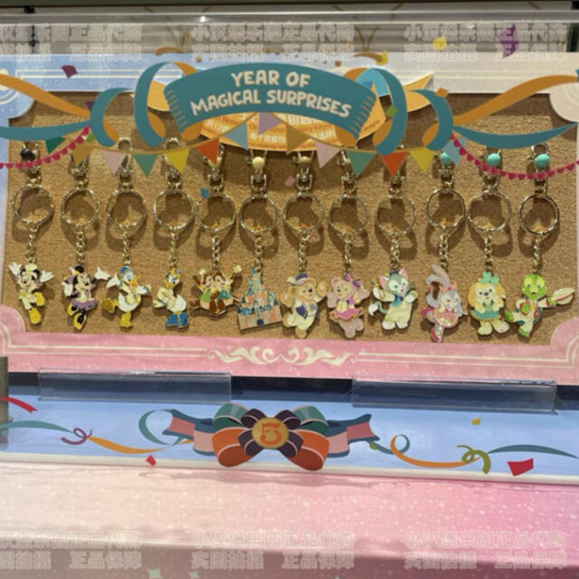 Disney(ディズニー)のDISNEY 上海ディズニー　5周年　限定品　キーチェーン　キーホルダー レディースのファッション小物(キーホルダー)の商品写真