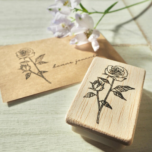 消しゴムはんこ♡蕾付きの薔薇♡ ハンドメイドの文具/ステーショナリー(はんこ)の商品写真