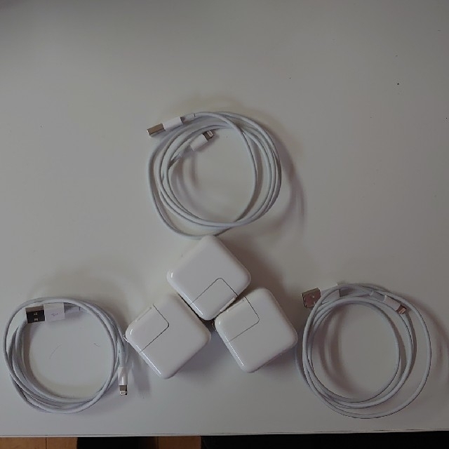 Apple(アップル)の12W Apple Power Adapter 3個セット(純正ケーブル付き) スマホ/家電/カメラのスマートフォン/携帯電話(バッテリー/充電器)の商品写真