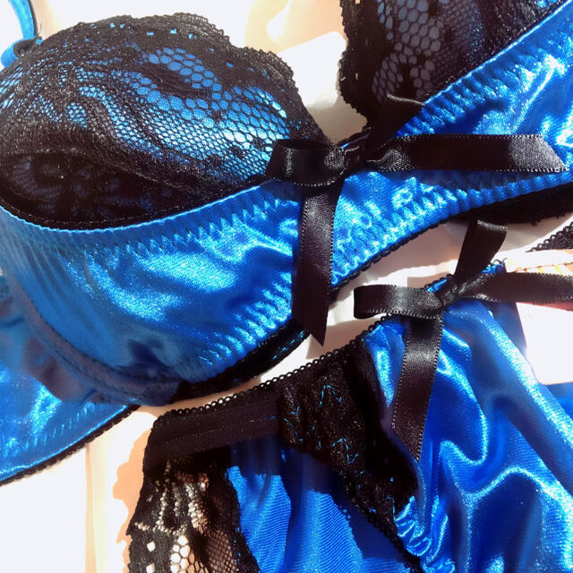 光沢 サテン★ブラC75  ショーツM ブルー レディースの下着/アンダーウェア(ブラ&ショーツセット)の商品写真