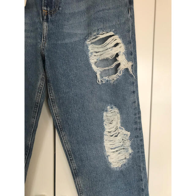 asos(エイソス)の新品タグ付き　asos DENIM ダメージジーンズ レディースのパンツ(デニム/ジーンズ)の商品写真