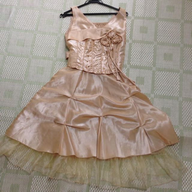 XL ゴールド系ドレス レディースのフォーマル/ドレス(ミディアムドレス)の商品写真