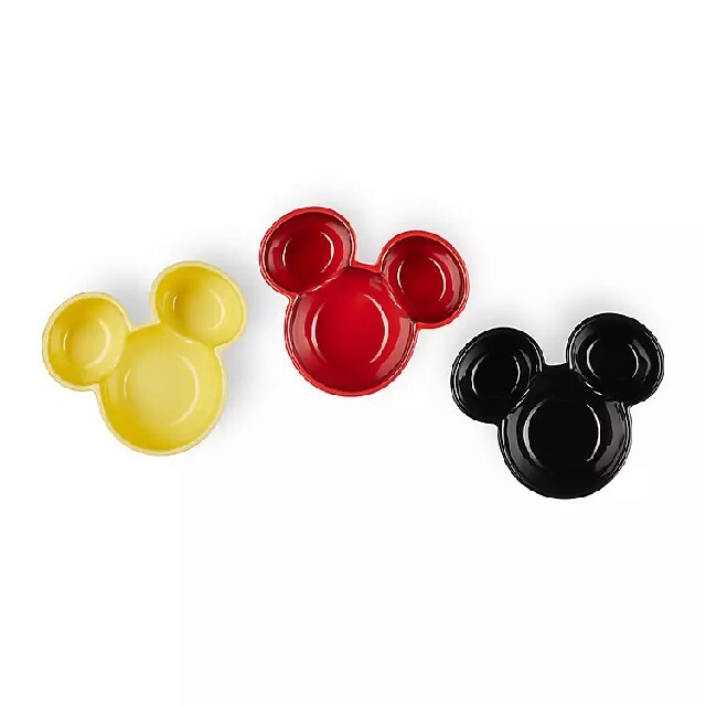 Disney(ディズニー)の新品未使用 ルクルーゼ ミッキー 皿 ３個入 mickey ﾁｪﾘｰﾚｯﾄﾞ インテリア/住まい/日用品のキッチン/食器(食器)の商品写真