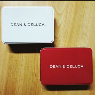 ディーンアンドデルーカ(DEAN & DELUCA)のDEAN&DELUCA ミニ缶 二個セット レッド  ホワイト オマケ付き(小物入れ)