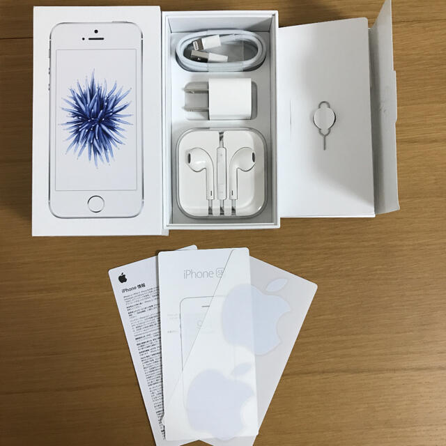 Apple(アップル)のApple iPhone 純正イヤホン+Lightningケーブル+アダプター スマホ/家電/カメラのオーディオ機器(ヘッドフォン/イヤフォン)の商品写真