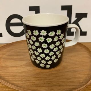 マリメッコ(marimekko)のマリメッコ　マグカップ　プケッティ・ブラック(グラス/カップ)