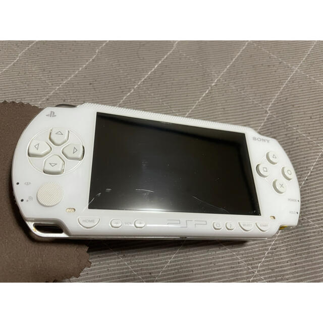 PlayStation Portable(プレイステーションポータブル)のPSP-1000 ホワイト　訳あり エンタメ/ホビーのゲームソフト/ゲーム機本体(携帯用ゲーム機本体)の商品写真