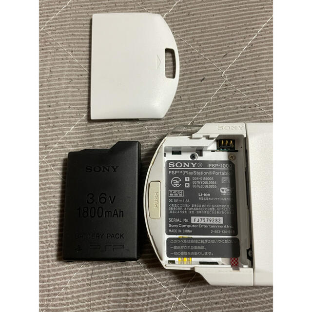 PlayStation Portable(プレイステーションポータブル)のPSP-1000 ホワイト　訳あり エンタメ/ホビーのゲームソフト/ゲーム機本体(携帯用ゲーム機本体)の商品写真