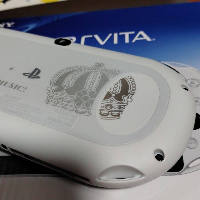 PlayStation Vita(プレイステーションヴィータ)の「PlayStation®Vita（PCH-2000シリーズ） エンタメ/ホビーのゲームソフト/ゲーム機本体(携帯用ゲーム機本体)の商品写真