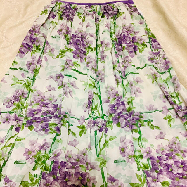 JaneMarple(ジェーンマープル)のジェーンマープル  紫花柄スカート レディースのスカート(ロングスカート)の商品写真