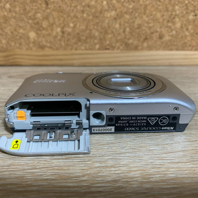 Nikon(ニコン)のNikon S3600 シルバー スマホ/家電/カメラのカメラ(コンパクトデジタルカメラ)の商品写真