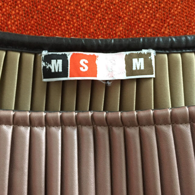 MSGM(エムエスジイエム)のMSGM フェイクレザープリーツスカート未使用品 レディースのスカート(ひざ丈スカート)の商品写真