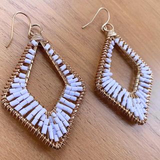 ホワイト×ゴールドのひし形　ピアス(ピアス)