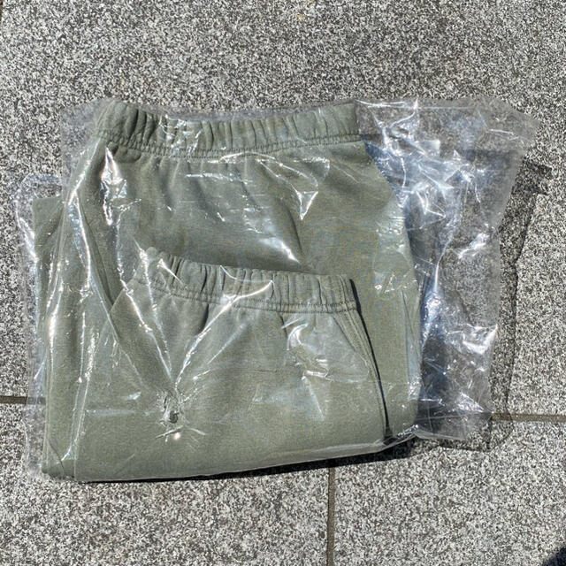 Supreme(シュプリーム)のPigment Printed Sweatpant パンツ オリーブ M メンズのパンツ(その他)の商品写真