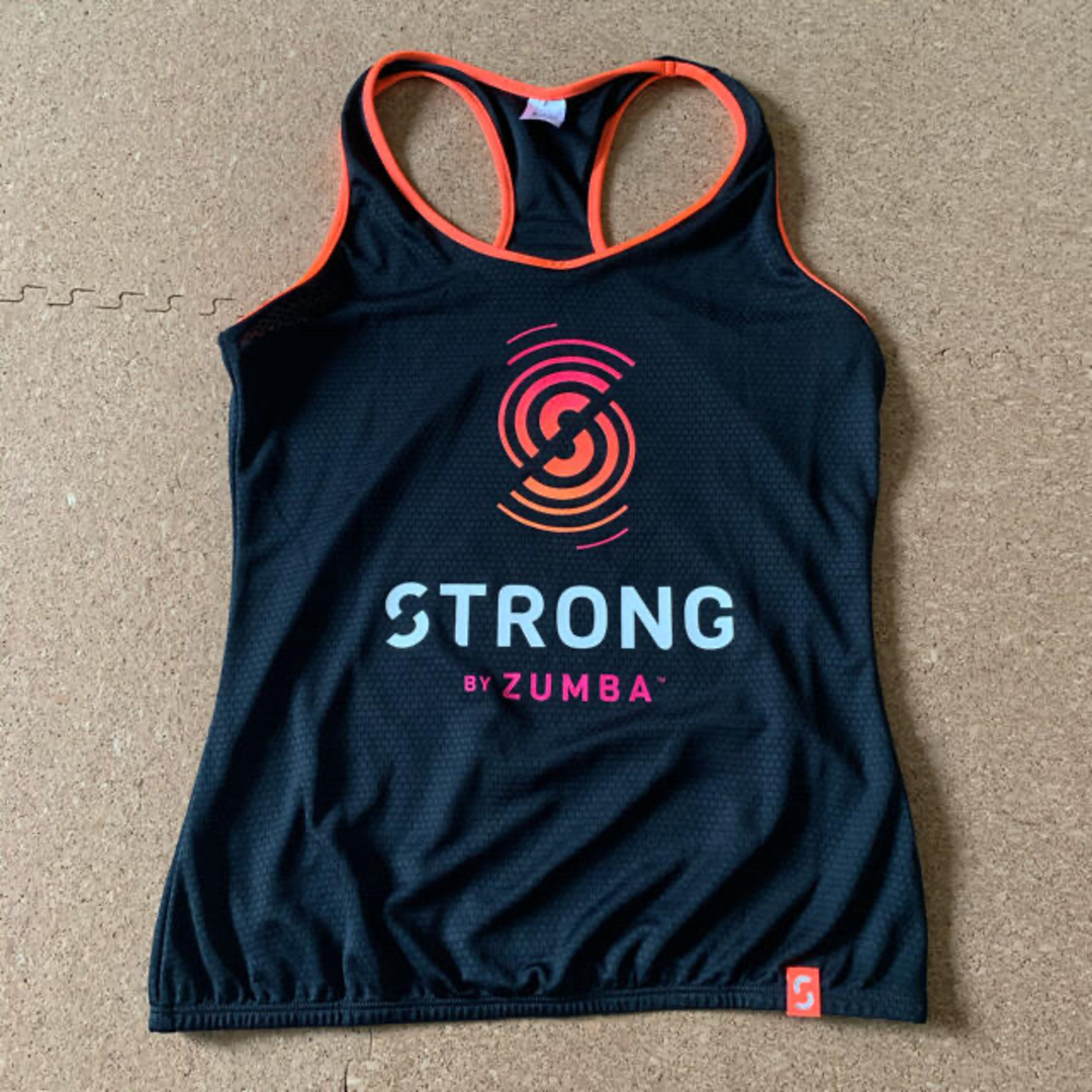 Zumba(ズンバ)のzumba  strong  ウェアー　トップス　2枚セット　とっと様専用 スポーツ/アウトドアのスポーツ/アウトドア その他(ダンス/バレエ)の商品写真