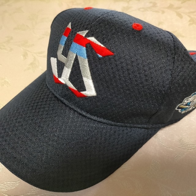 ヤクルトスワローズ 2021と2020 キャップ 帽子　Fサイズ スポーツ/アウトドアの野球(応援グッズ)の商品写真
