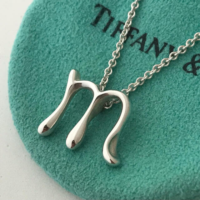 Tiffany & Co.(ティファニー)のTiffany イニシャルMネックレス レディースのアクセサリー(ネックレス)の商品写真