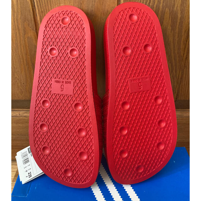 adidas(アディダス)のpiroko様【新品】adidas サンダル アディレッタ（レッド:23.5㎝） レディースの靴/シューズ(サンダル)の商品写真