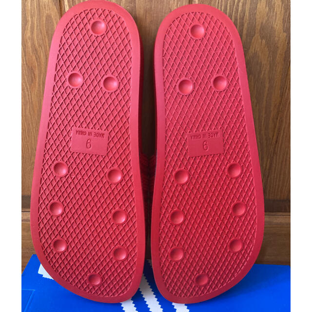 adidas(アディダス)のロス子様専用！【新品】adidas サンダル アディレッタ（レッド:27.5㎝） メンズの靴/シューズ(サンダル)の商品写真