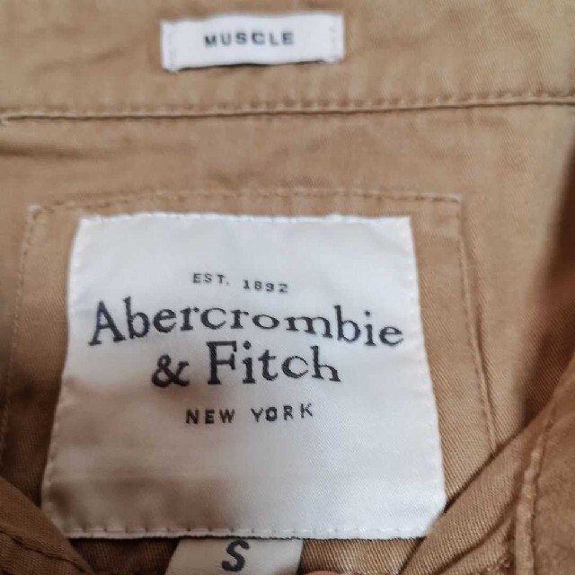 Abercrombie&Fitch(アバクロンビーアンドフィッチ)の【未使用品】アバクロ　メンズシャツ メンズのトップス(シャツ)の商品写真