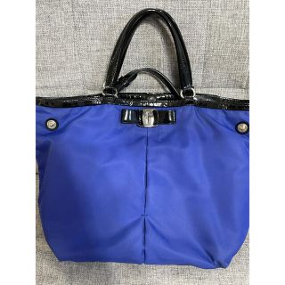 フェラガモ(Ferragamo)の専用　フェラガモ   ヴァラのエナメルとブルーナイロンのバッグ(ハンドバッグ)