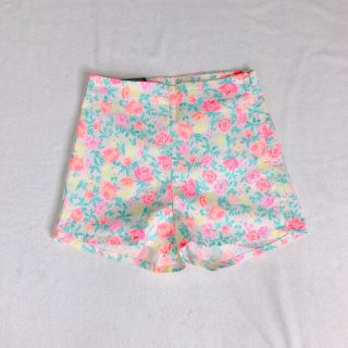 エイチアンドエム(H&M)の花柄 ショートパンツ　新品　H&M(ショートパンツ)