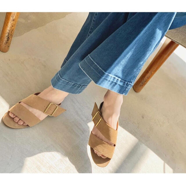 L'Appartement DEUXIEME CLASSE(アパルトモンドゥーズィエムクラス)のMICHEL VIVIEN FLAT SANDALS キャメル37 レディースの靴/シューズ(サンダル)の商品写真